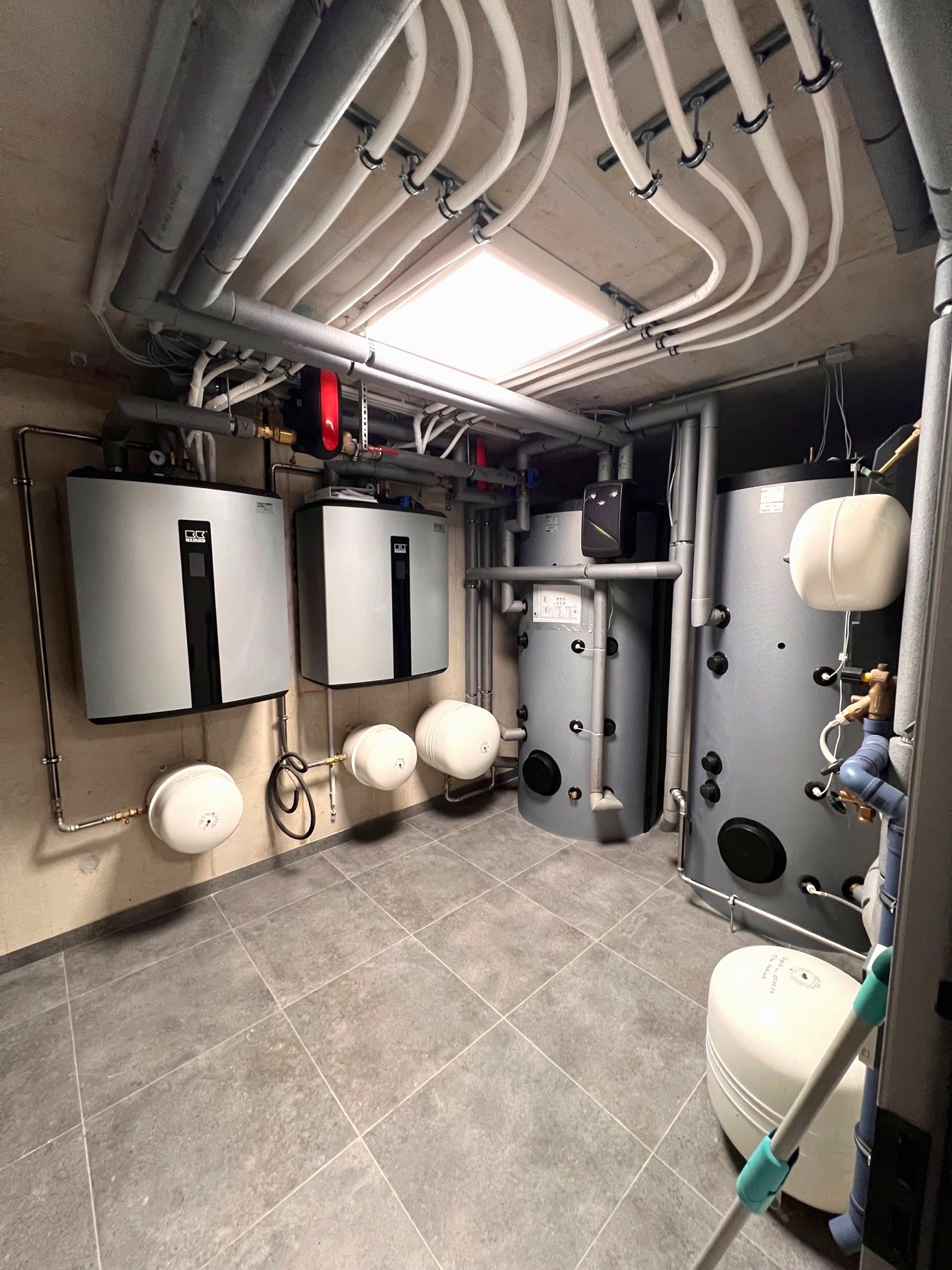 Heizungsanlage mit Luft-Wärmepumpe im Technikraum