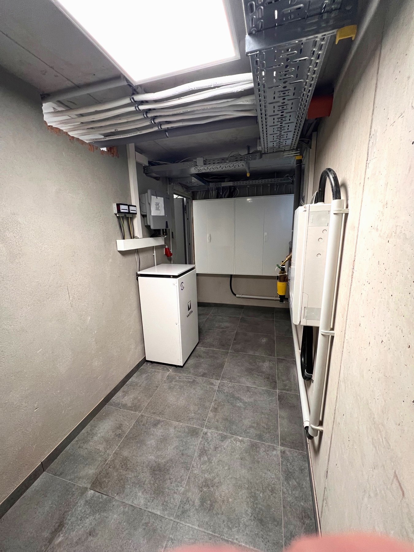 Anschlussraum mit 20 kW Batteriespeicher