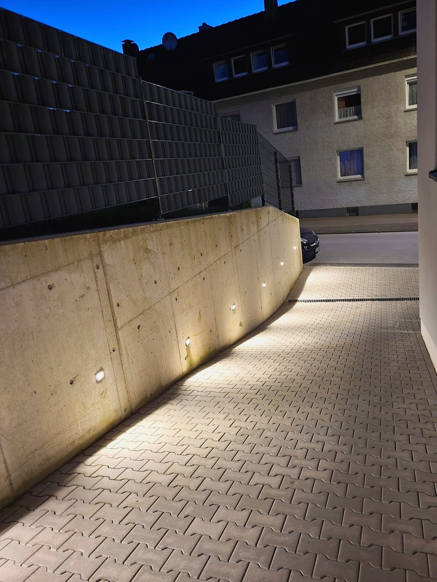 Zufahrt beleuchtet bei Nacht