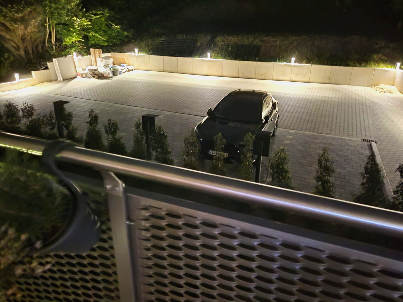 Parkplatz beleuchtet bei Nacht