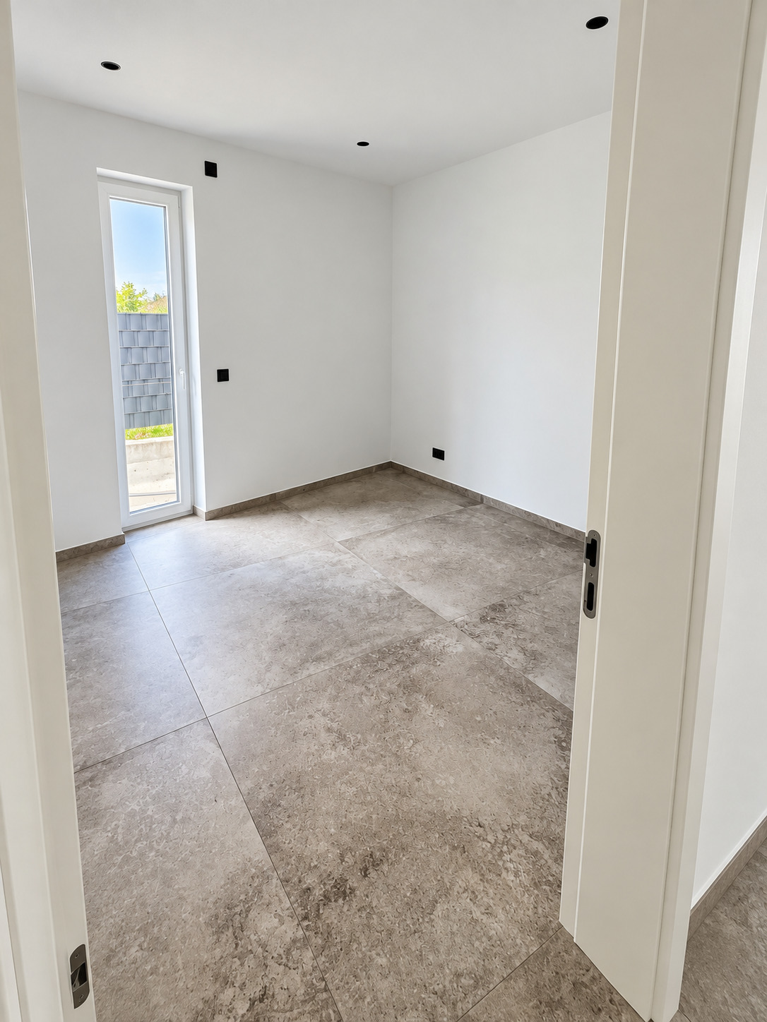 Frisch renoviertes Schlafzimmer im Übergabezustand mit Zugang zur Terrassenseite