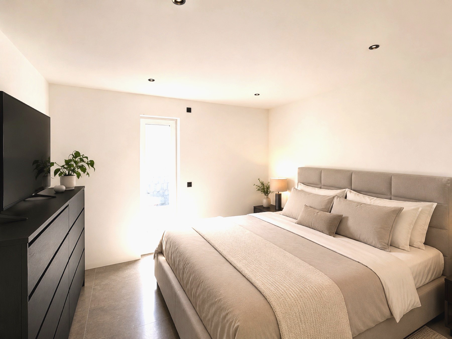 Schlafzimmer mit bodentiefen Fenstern